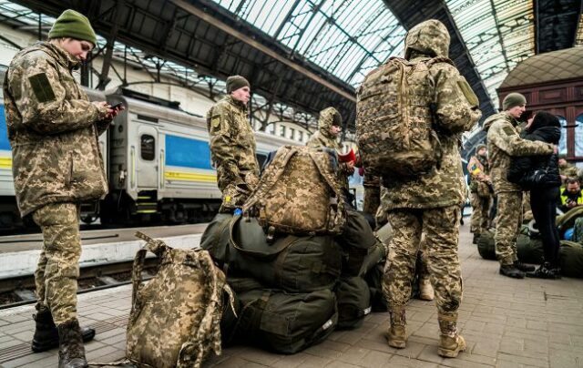 _viyskovi_mobilizatsiya_vokzal_gettyimages_1239075866_9582d93e8c966ca58a3b1afa5772d177_650x410